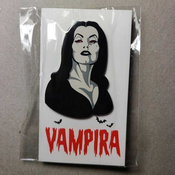 Vampira Enamel Pin - Maila Nurmi Plan 9 From Outer Space Maleficent Horror Host - Picture 1 of 3